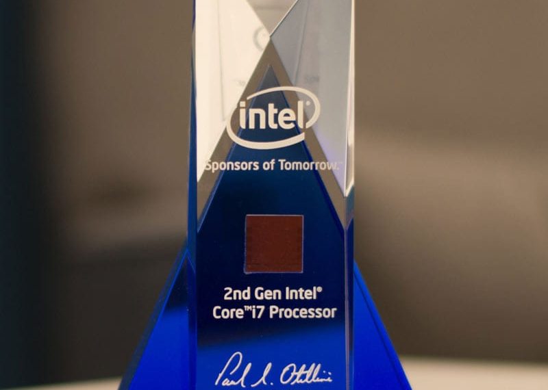 Clear And Blue Crystal Award With White Details 001