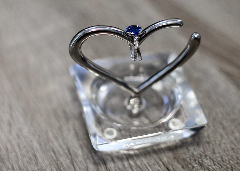 Crystal Metal Heart Ring Jewelry Holder 02