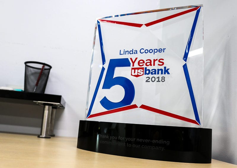 Big Crystal 5 Years Of Service Award Bank 003