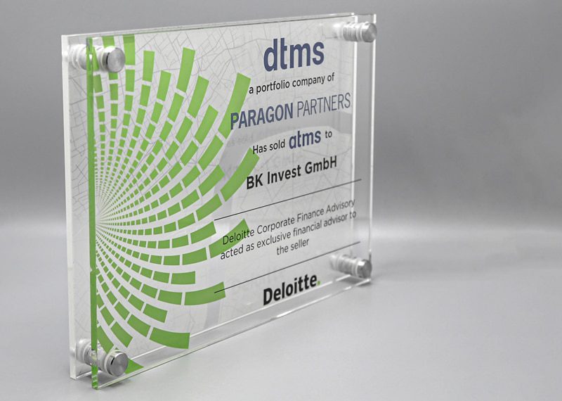 Plaque made from glass